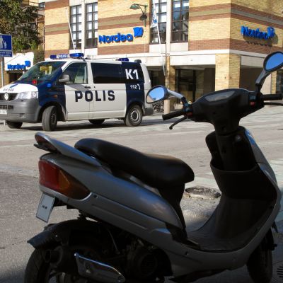 Polis på Storgatan i Jakobstad.