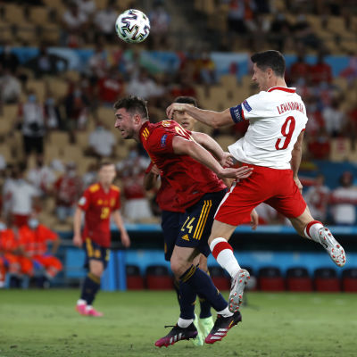 Lewandowski uppe och nickar.