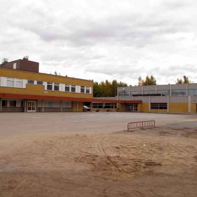 Isolahden koulu och Päivälinnan koulu i Storviken.