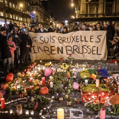 Människor på Place de la Bourse i Bryssel efter terrorattackerna 22.3.2016.