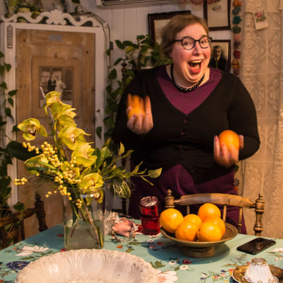 Lovisa historiska hus odförande Nina Wiklund kastar appelsiner
