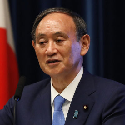 Japans premiärminister Yoshihide Suga håller presskonferens.