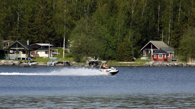 Vattenskoter kör i skärgården.