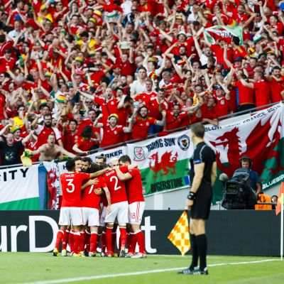 Wales ja fanit juhlii