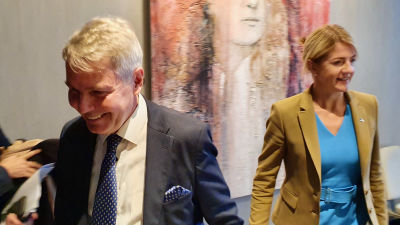 Utrikesminister Pekka Haavisto i förgrunden och Estlands utrikesminister Eva-Maria Liimets i bakgrunden.
