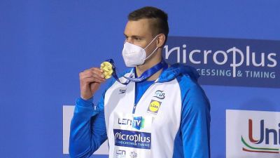 Ari-Pekka Liukkonen poserar med guldmedalj.