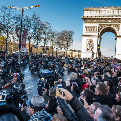 Franska motorcyklister på Harley-Davidson-cyklar deltar i begravningståget för den franska rockmusikern Johnny Halliday i Paris i december 2017.