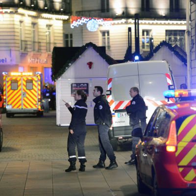 Räddningstjänsten är på plats efter att en man körde in i en julmarknad i Nantes i Frankrike.