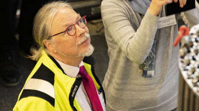 LUT-yliopiston professori Juhani Hyvärinen esittelemässä pienydinvoimalaa.