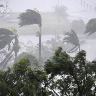 Den tropiska cyklonen Debbie sveper över Airlie beach i Queensland. den uppgraderades i natt till en fyra på stormskalan - den näst högsta kategorin