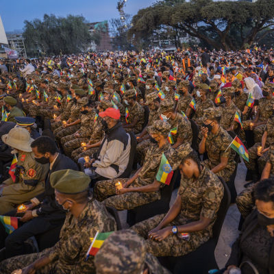 Civila och soldater samlas till en minnesstund i Ethiopiens huvudstad Addis Abbeba 3.11.2021.  Inbördeskriget i Tigray har pågått i över ett år. 