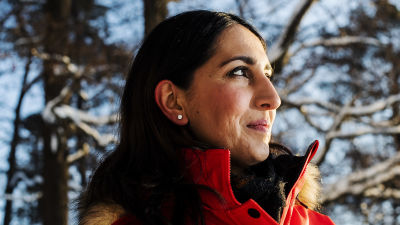 Nasima Razmyar valokuvattiin Lauttasaaressa Veijarivuoren uimarannalla helmikuun 2021 alussa.