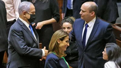 avgående premiärministern Benjamin Netanyahu skakar hand med blivande premiärminister Naftali Bennett 13.6.2021