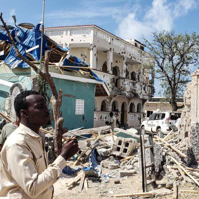 Attacken mot hotellet Medina i Kismayo pågick i över tio timmar och byggnaden och muren som omger den var helt sönderskjutna och -sprängda då attacken var över. Bilden tagen lördagen den 13.7.