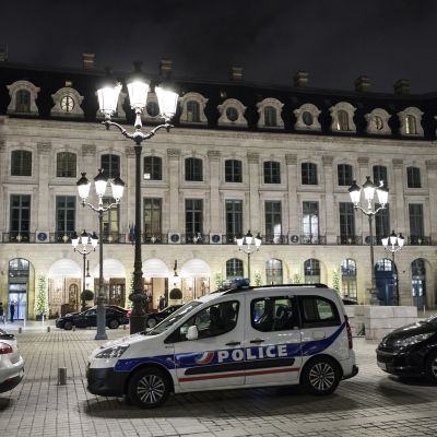 Fem beväpnade män rånade juvelaffärer i lyxhotellet Ritz-Calrton i Paris i onsdags