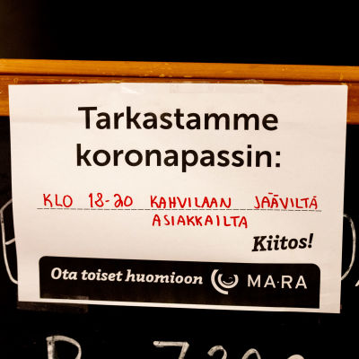 En lapp där det står på finska att man kontrollerar coronapass.