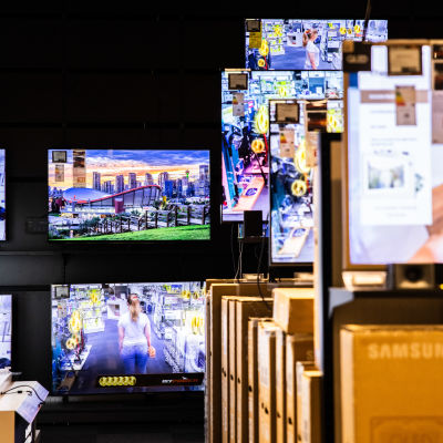Tv-apparater på utställning i en elektronikbutik.