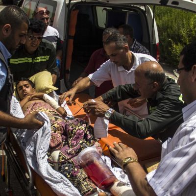 Egyptisk sjukvårdspersonal har släppts in i Gaza för att vårda de skadade.