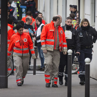 Sjukvårdspersonal på plats vid Charlie Hebdo.