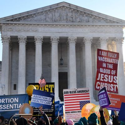 Demonstranter utanför högsta domstolen i USA efter att domstolen inlett behandlingen av Mississippis abortlag.