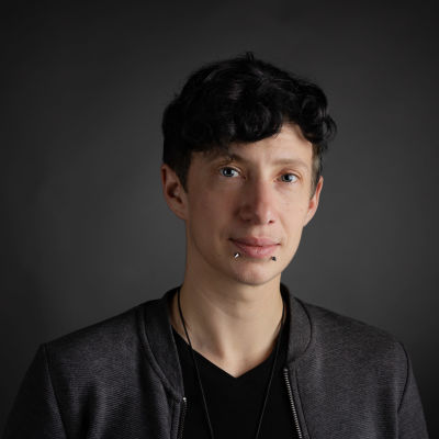 Susi Nousiainen, Ylen kolumnisti, kuvattuna studiossa lokakuussa 2019.