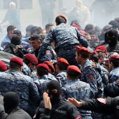 Polis i Jerevan angriper demonstranter som kräver premiärminister Serjz Sargsians avgång.
