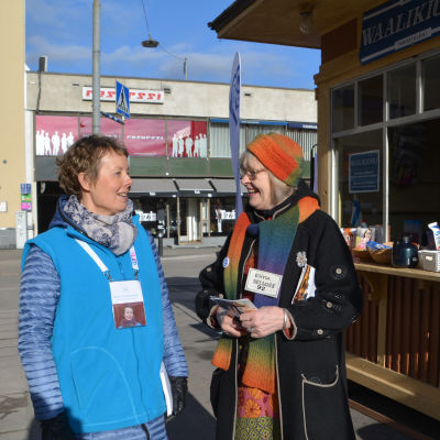 Samlingspartiets Jaana Koskenniemi och kristdemokraternas riitta hellqvist för kampanj i Borgå centrum