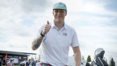 Patrik Laine visar tummen upp under en golftävling.