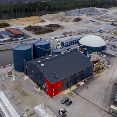 Biogasanläggningen i samband med Munka avfallscentral i Lojo.