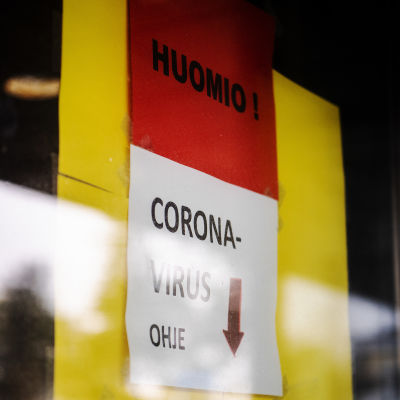Skylt med instruktioner för smittade med corona-virus. 