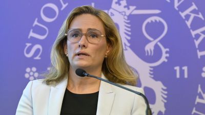 Meri Obstbaum, prognoschef vid Finlands Bank, talar i mikrofon på en presskonferens.