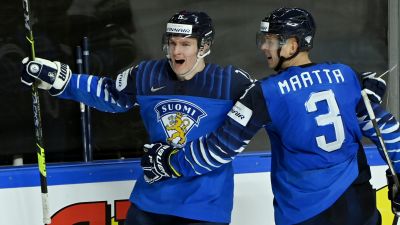 Anton Lundell firar mål.