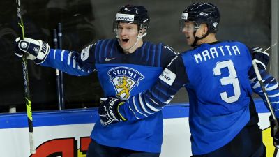 Anton Lundell juhlii maaliaan.