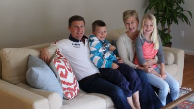 Familjen Hartwall sitter i soffan i sitt hem i Rye i USA.