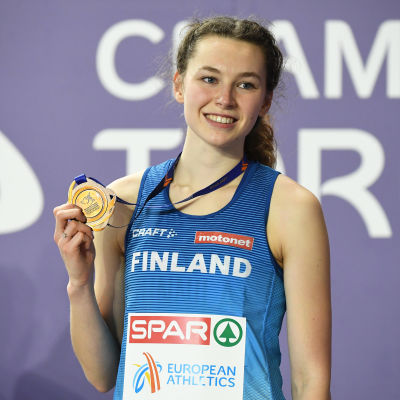 Ella Junnila håller i medalj.