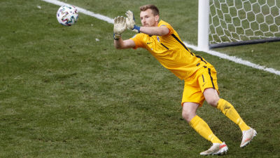 Lukas Hradecky räddar en boll.