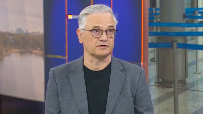 Hannu Kiviranta pratar och tittar åt sidan.