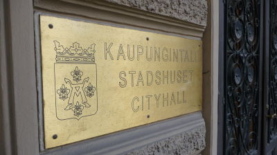 En metallskylt med texten Stadshuset.