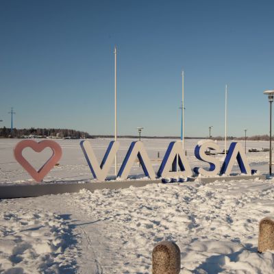 Vasa stads logo ute i vintrigt landskap vid Inre hamnen.