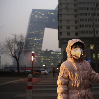 Kinas huvudstad Peking höjde den 7 december 2015 för första gången larmnivån för dålig luft till den allra högsta nivån.