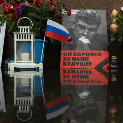 Photo of Boris Nemtsov  and Russian flag
