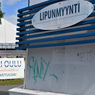 Meri Oulun kesäteatterin suljettu lippuluukku kesällä 2020.