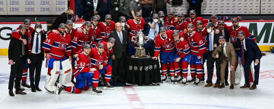 Montrealspelarna på lagbild med konferenspokalen.