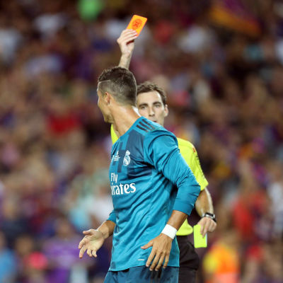 Domaren visar Cristiano Ronaldo det röda kortet.