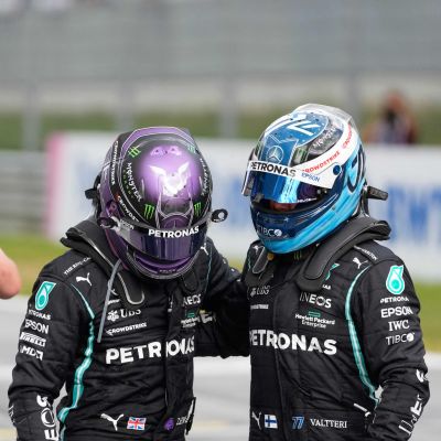 En kameraman filmar Lewis Hamilton och Valtteri Bottas.