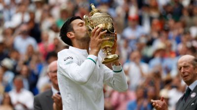 Novak Djokovic kysser Wimbledon-finalen.