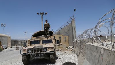 En afghansk soldat i Bagram 2.7.2021 efter att USA:s och Natos soldater rest iväg.