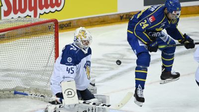 Jussi Olkinuora räddar skott mot Sverige.