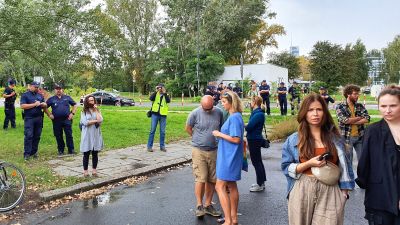 Poliser övervakar och filmar demonstranter utanför det polska inrikesministeriet i Warszawa