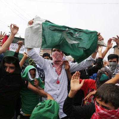 Muslimer protesterar i Kashmir den 21.08.2015.